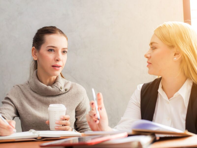 coaching executivo — líder em sessão de desenvolvimento com coach