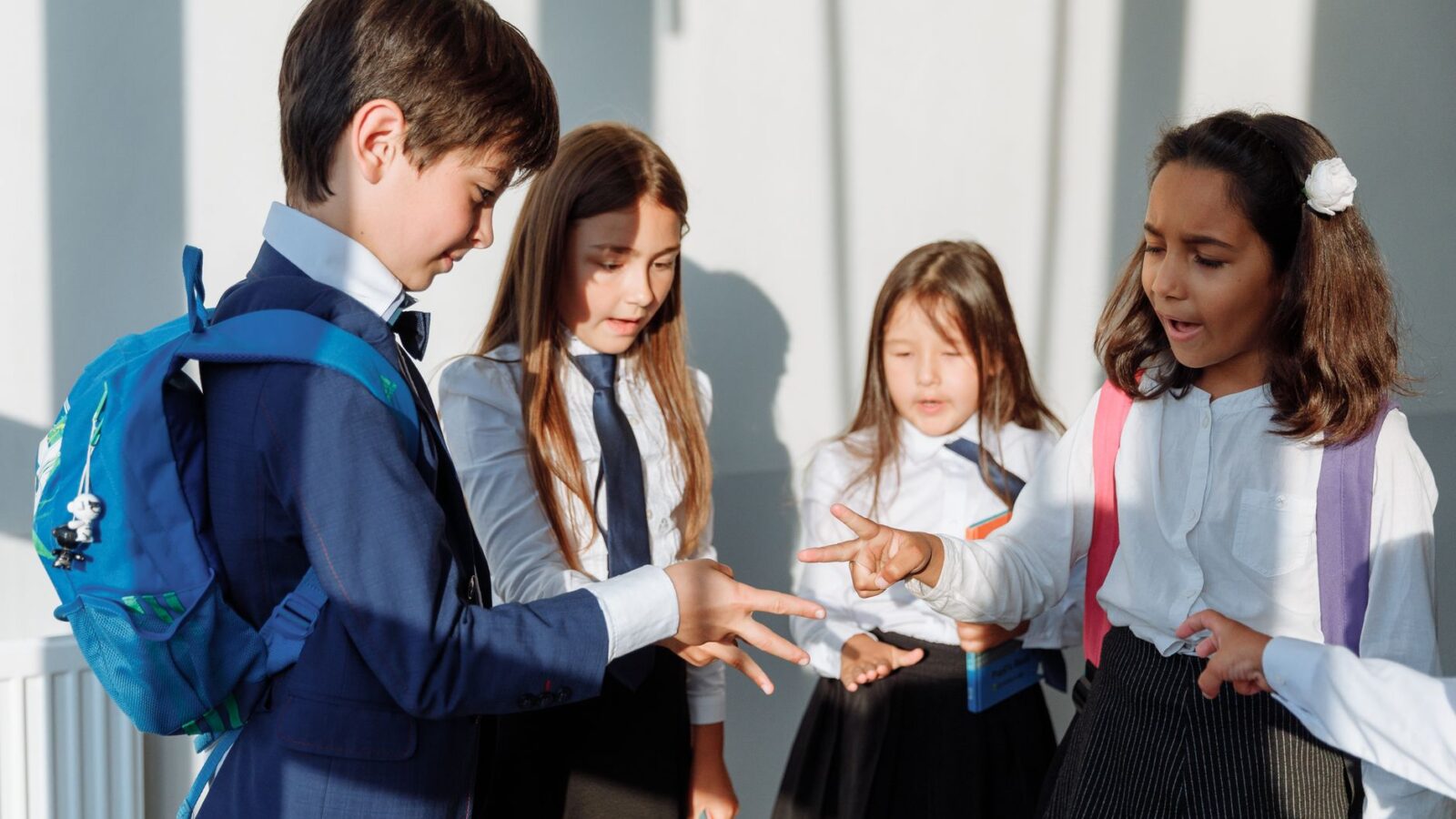 competências socioemocionais — alunos colaborando em atividade de aprendizagem socioemocional