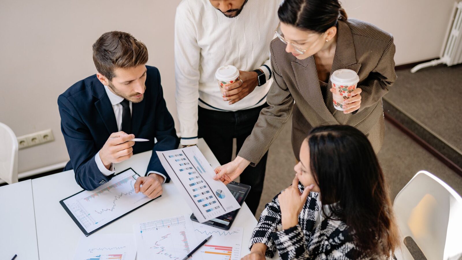 diagnóstico organizacional — equipe analisando dados estratégicos da empresa