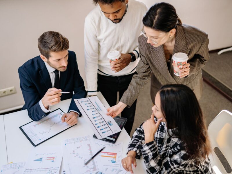 diagnóstico organizacional — equipe analisando dados estratégicos da empresa