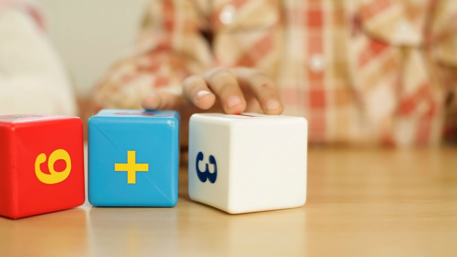 discalculia — criança com dificuldade de aprendizagem em matemática sendo apoiada