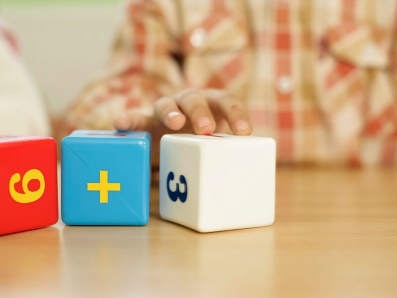 discalculia — criança com dificuldade de aprendizagem em matemática sendo apoiada