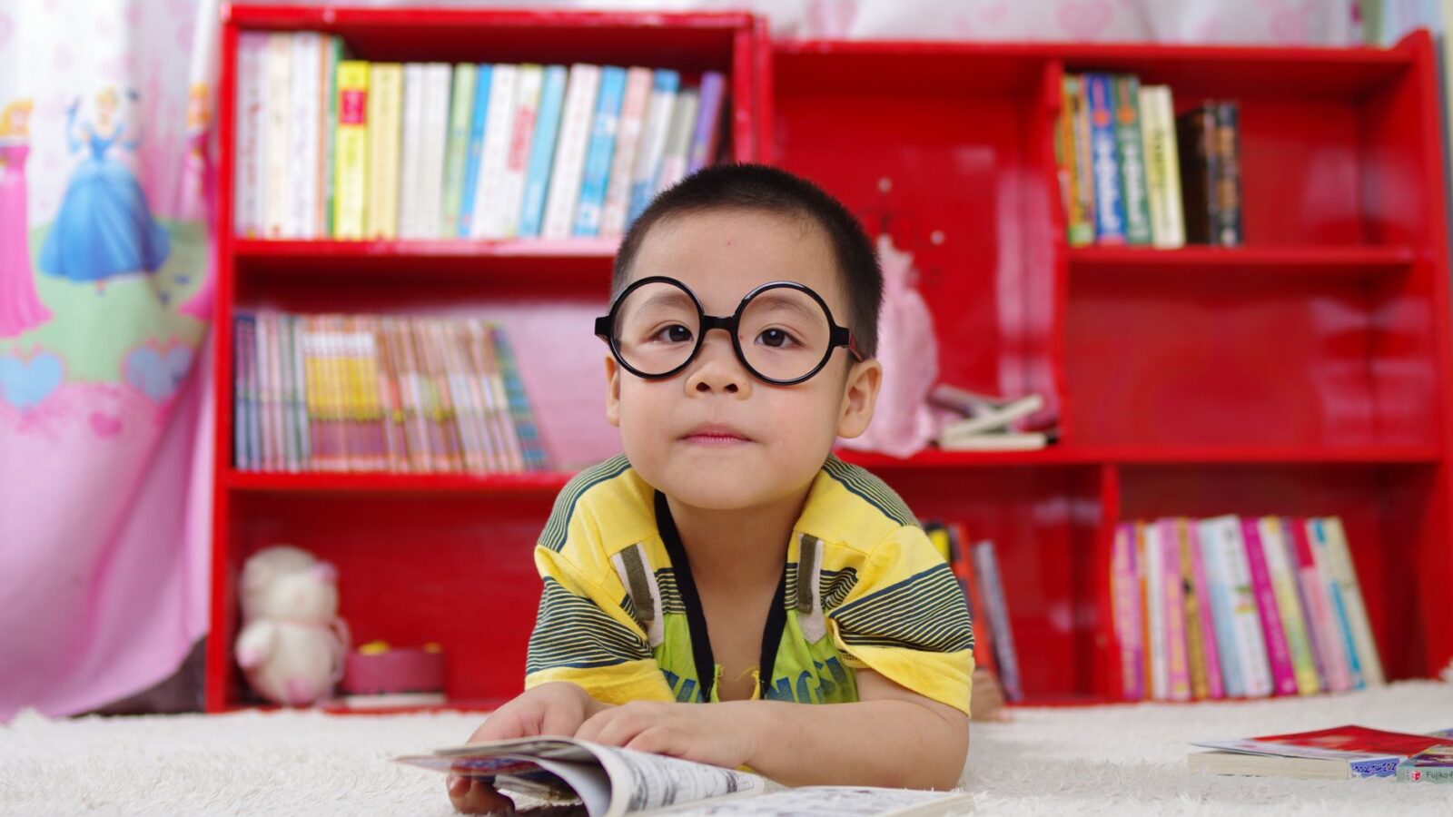 dislexia o que é — criança lendo com apoio de educador