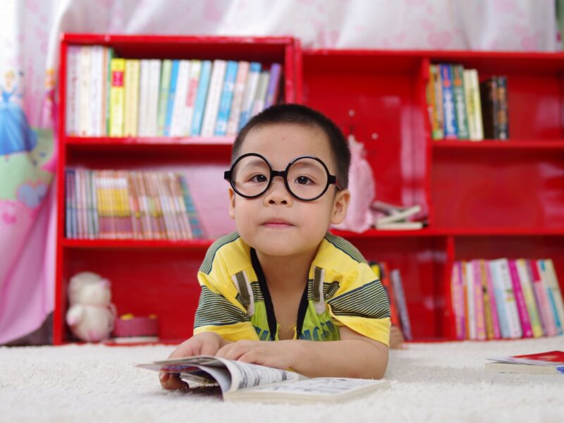 dislexia o que é — criança lendo com apoio de educador