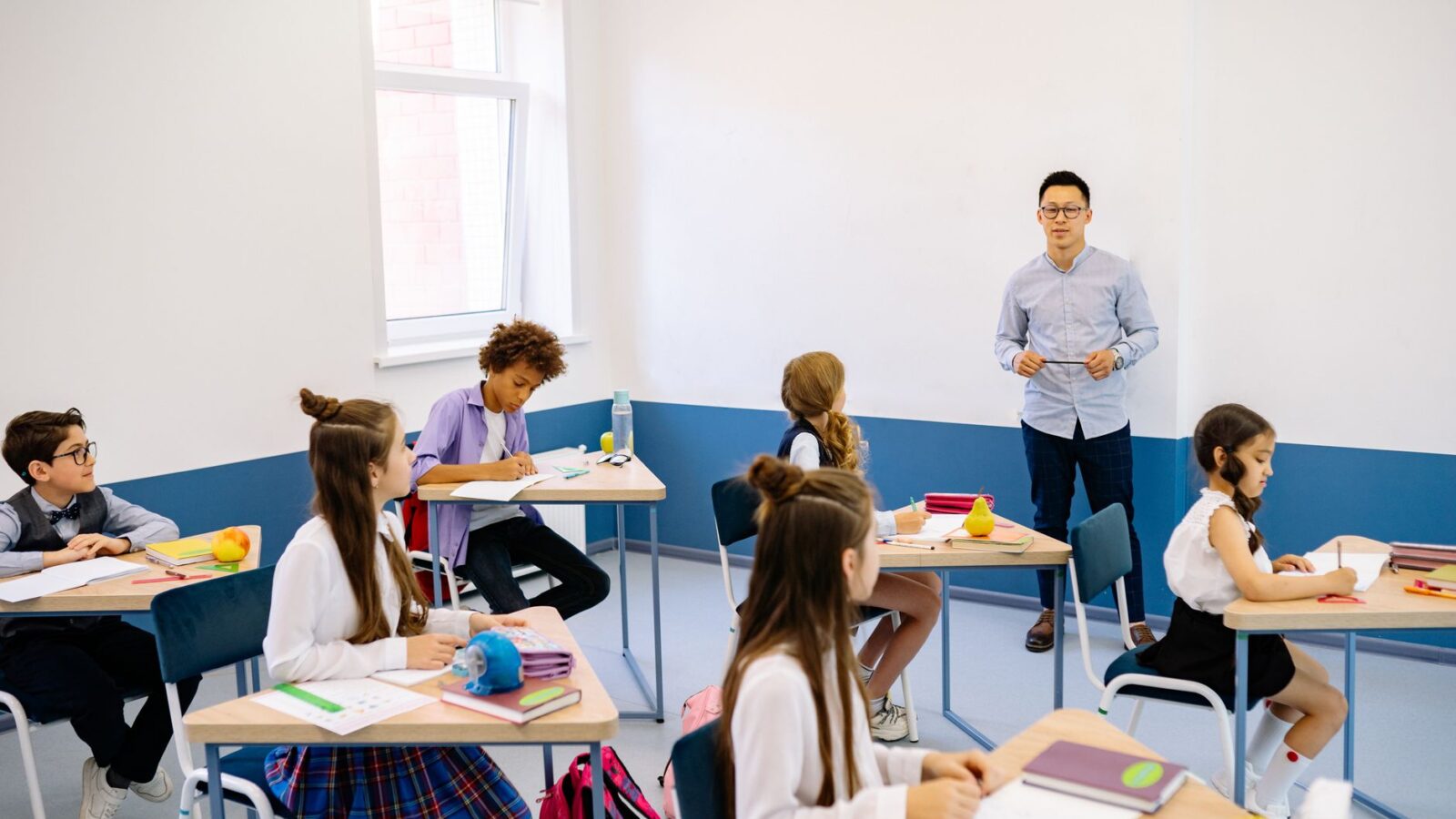 educação bilíngue — crianças aprendendo em dois idiomas em sala de aula