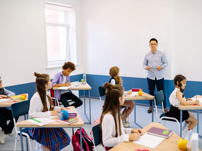 educação bilíngue — crianças aprendendo em dois idiomas em sala de aula