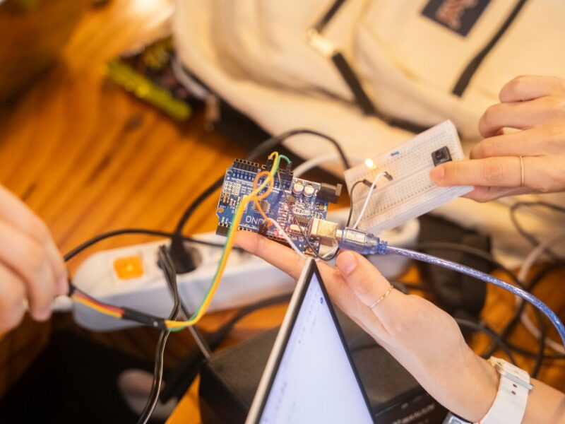 educação maker — alunos construindo protótipos em projeto criativo de aprendizagem