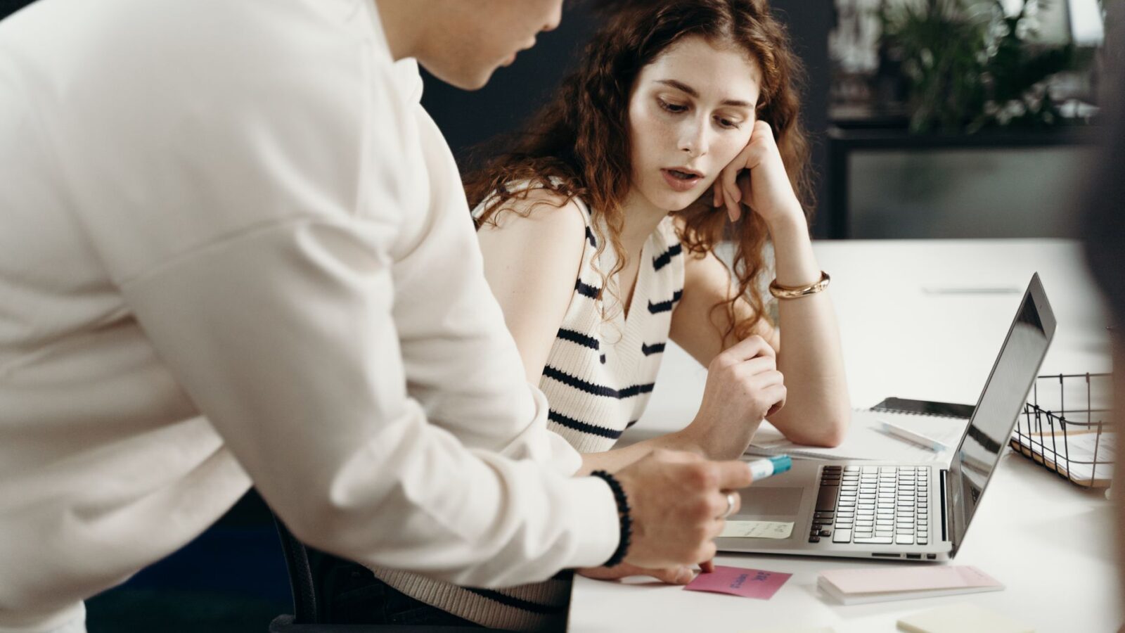 empatia no trabalho — colegas ouvindo e apoiando em ambiente colaborativo
