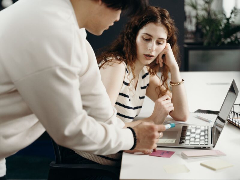 empatia no trabalho — colegas ouvindo e apoiando em ambiente colaborativo
