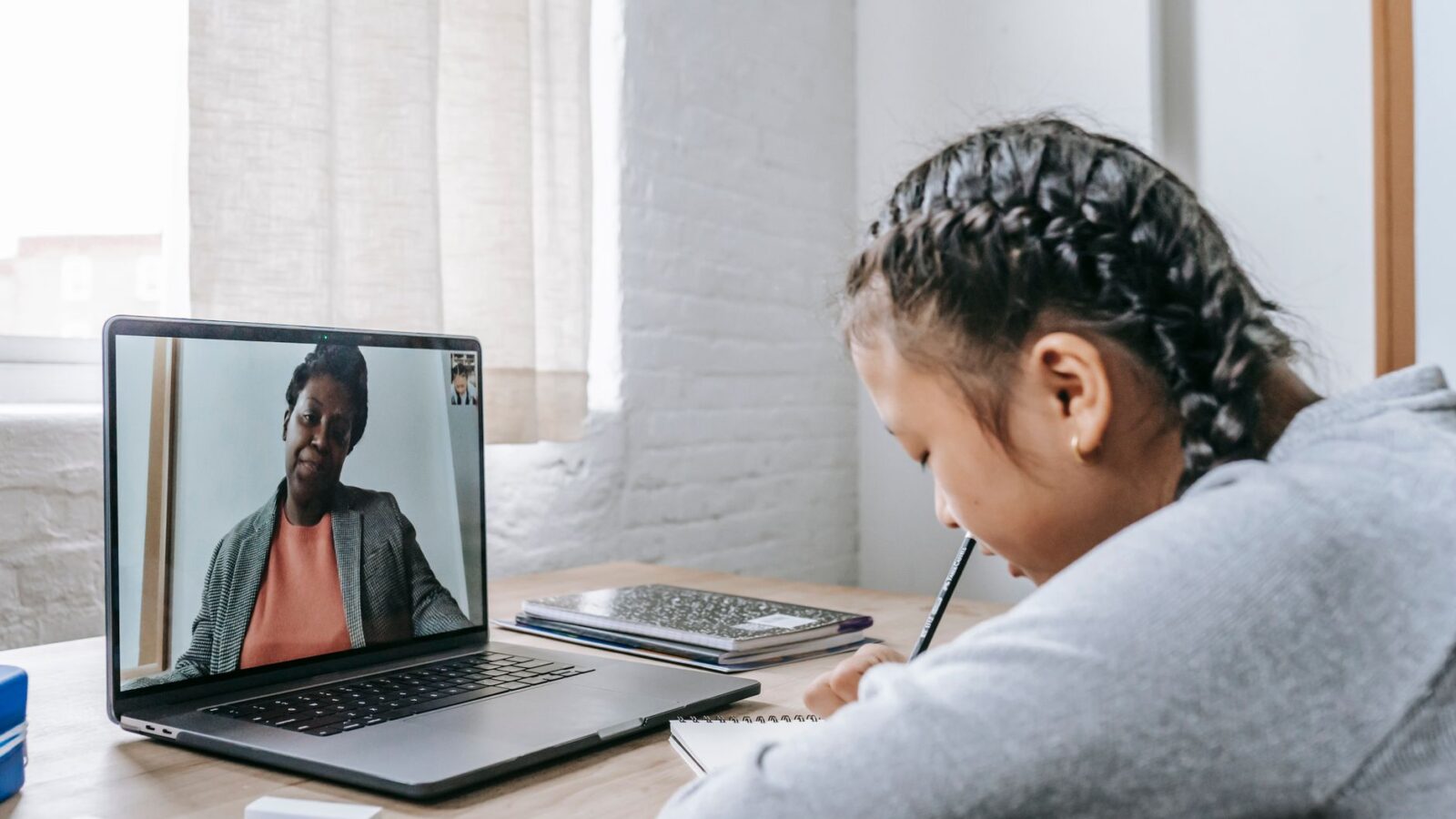 ensino híbrido - combinação de aprendizagem presencial e digital