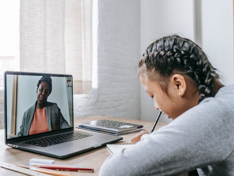 ensino híbrido - combinação de aprendizagem presencial e digital