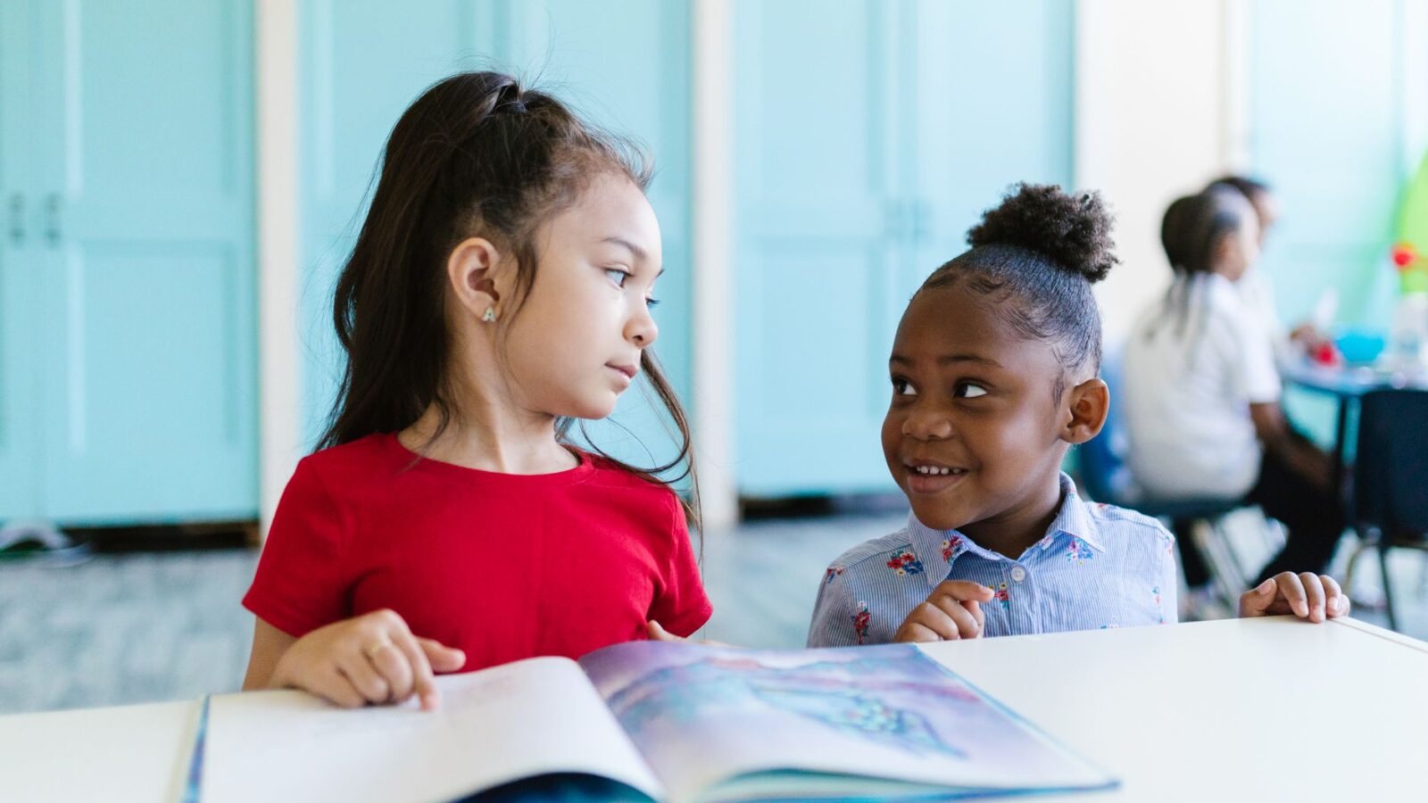Sala de aula de escola inclusiva com alunos diversos aprendendo juntos