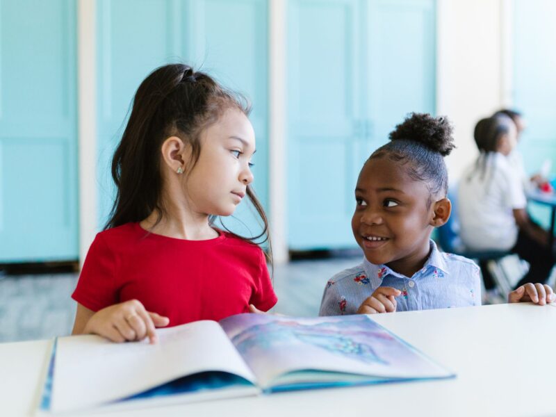 Sala de aula de escola inclusiva com alunos diversos aprendendo juntos