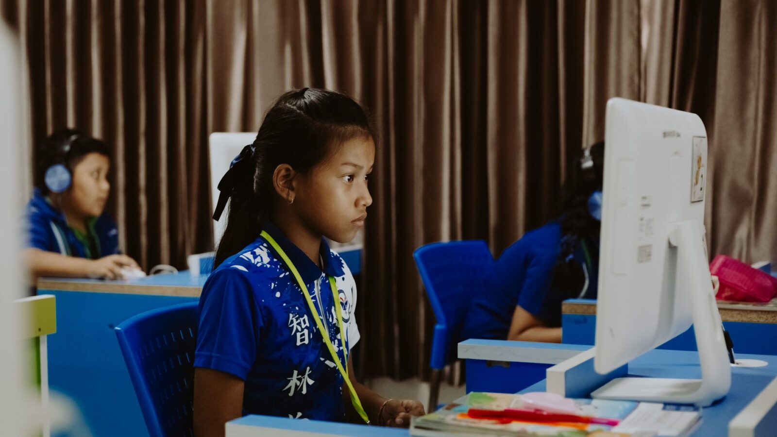 inclusão digital nas escolas — alunos usando tecnologia para aprender