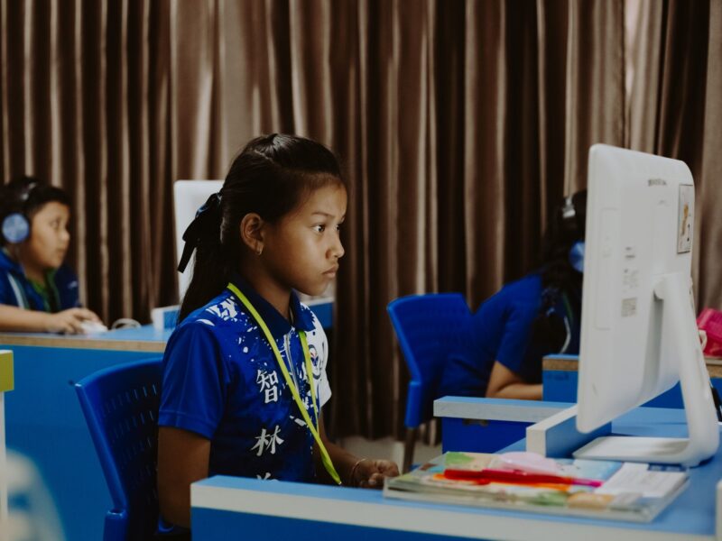 inclusão digital nas escolas — alunos usando tecnologia para aprender