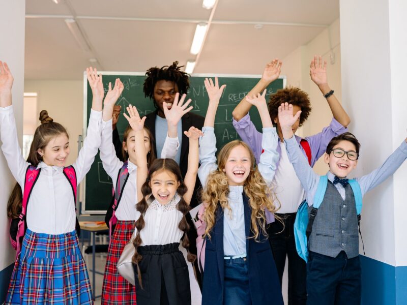 inclusão escolar — sala de aula inclusiva com diversidade de alunos