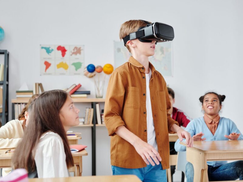 inovação na educação — sala de aula com novas metodologias e tecnologia educacional