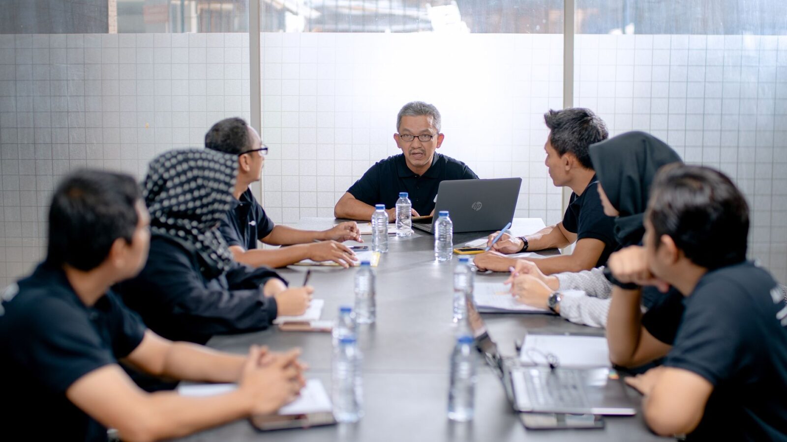 liderança o que é — líder guiando equipe com confiança e propósito compartilhado