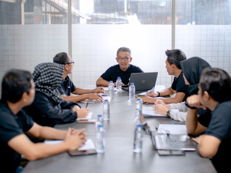 liderança o que é — líder guiando equipe com confiança e propósito compartilhado