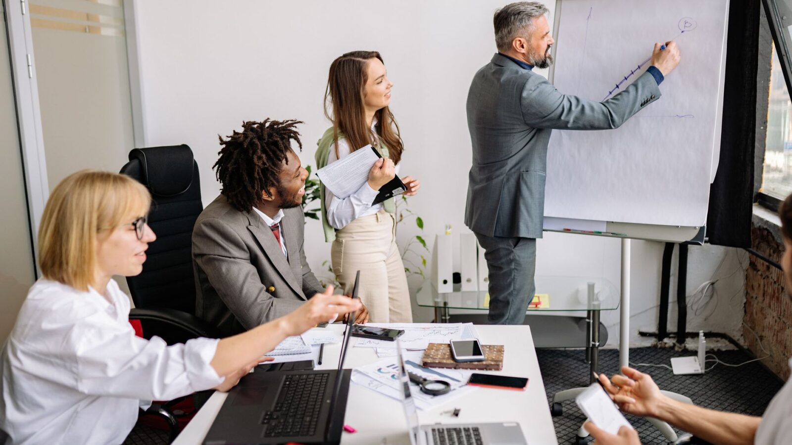 liderança situacional — líder adaptando estilo à equipe e ao colaborador