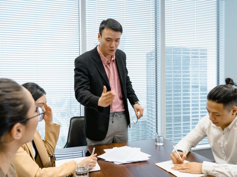Liderança transformacional: gestor conversando com a equipe