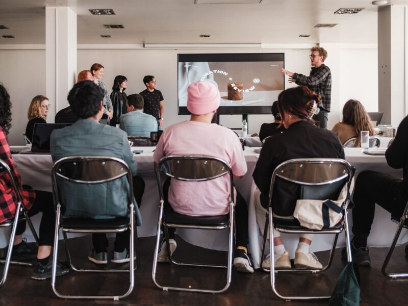 metodologias ativas - alunos colaborando em atividade de aprendizagem ativa