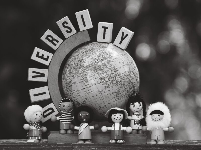 neurodiversidade — pessoas diversas em ambiente educacional inclusivo