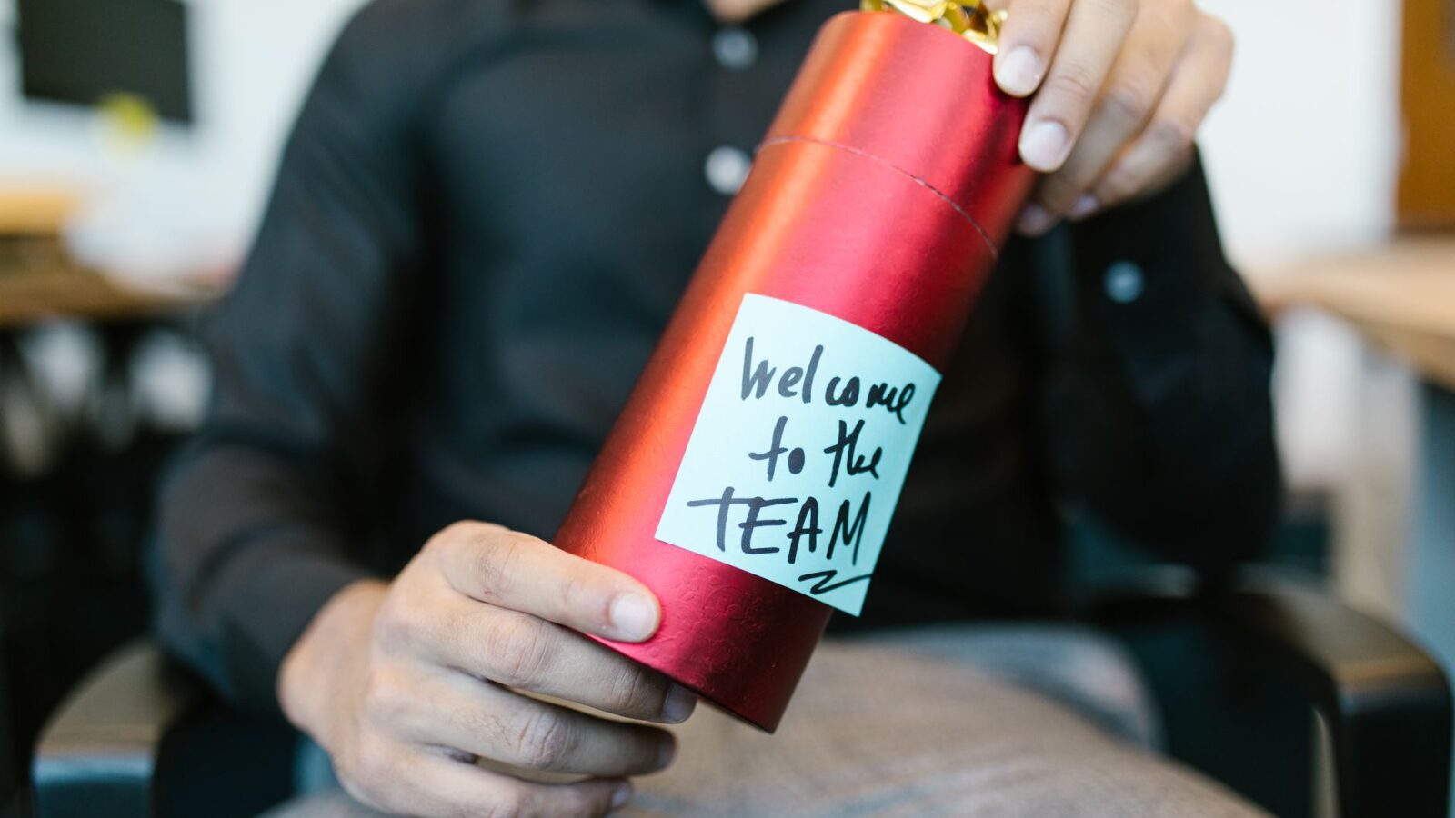 onboarding — novo colaborador sendo integrado à equipe e à cultura da empresa