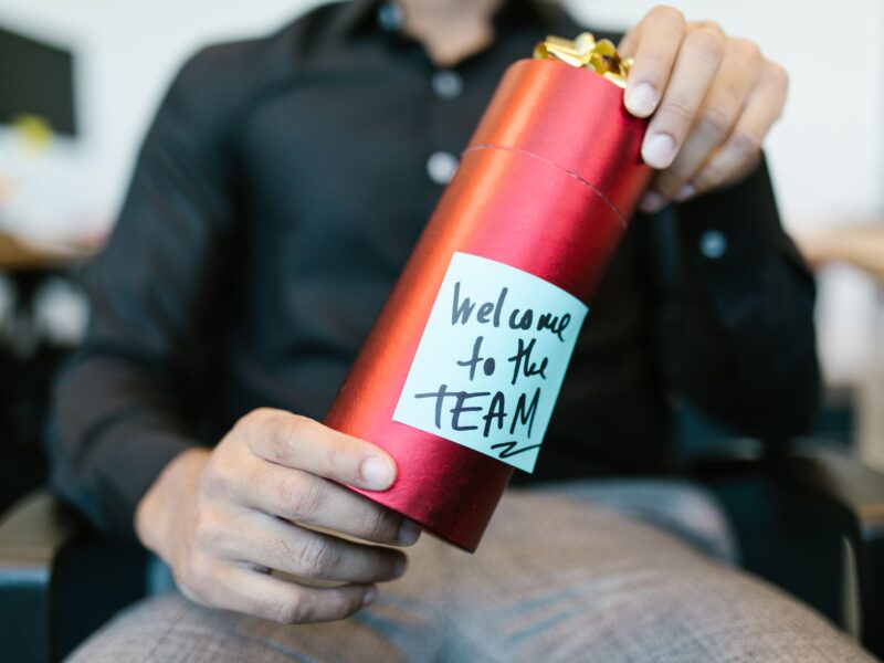 onboarding — novo colaborador sendo integrado à equipe e à cultura da empresa