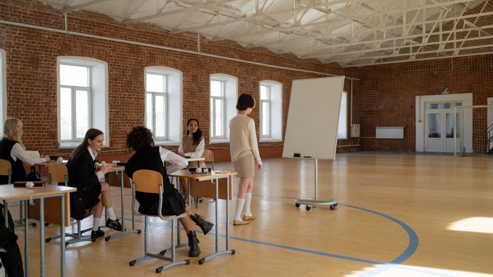 Paulo Freire pedagogia — sala de aula com diálogo entre educador e educandos