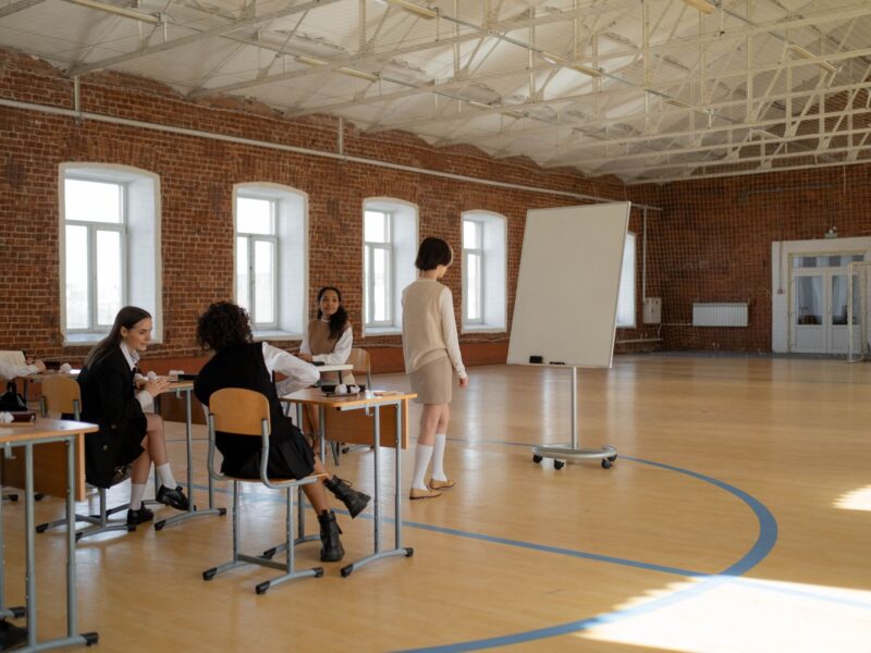 Paulo Freire pedagogia — sala de aula com diálogo entre educador e educandos