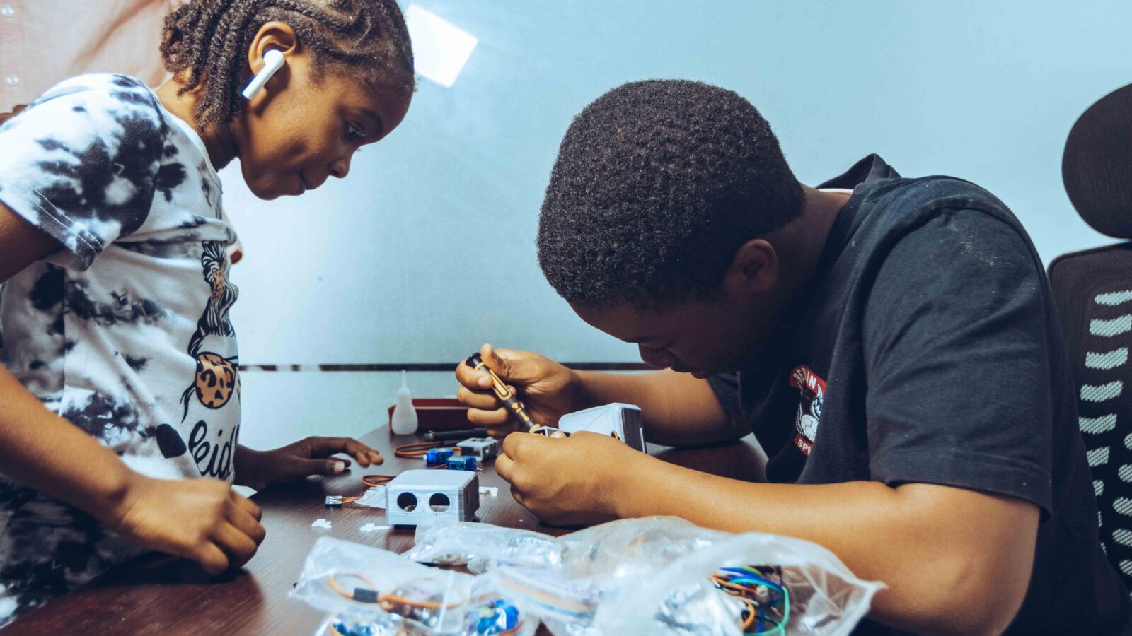 pensamento computacional — alunos desenvolvendo lógica e raciocínio algorítmico