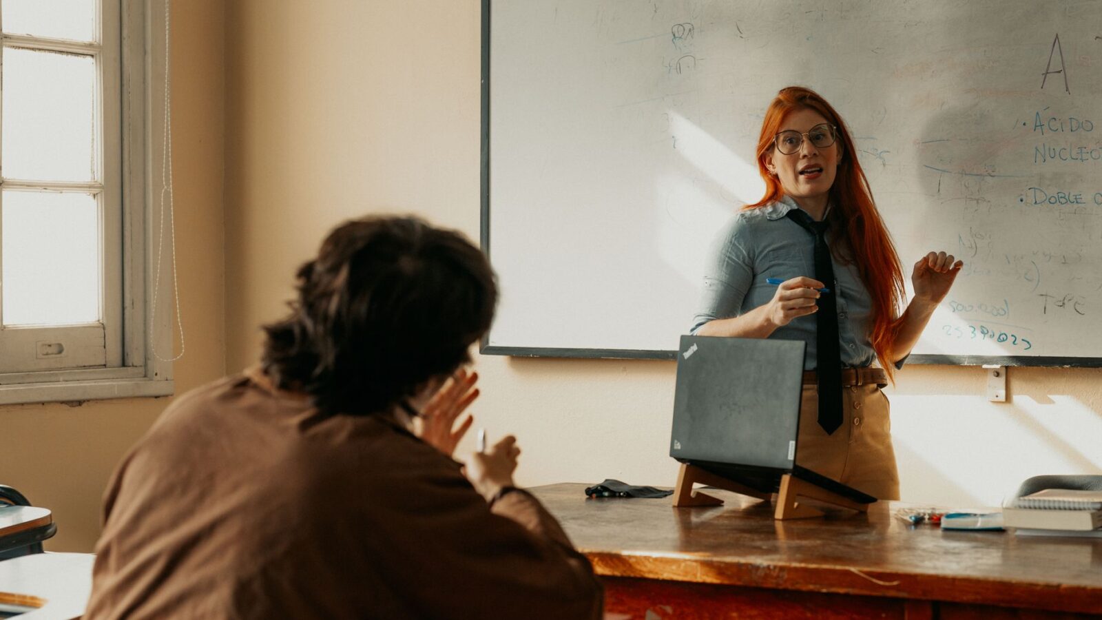 projeto político-pedagógico — equipe escolar reunida planejando o PPP