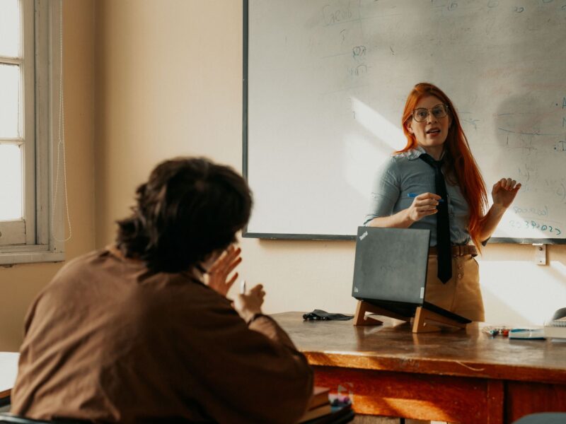 projeto político-pedagógico — equipe escolar reunida planejando o PPP