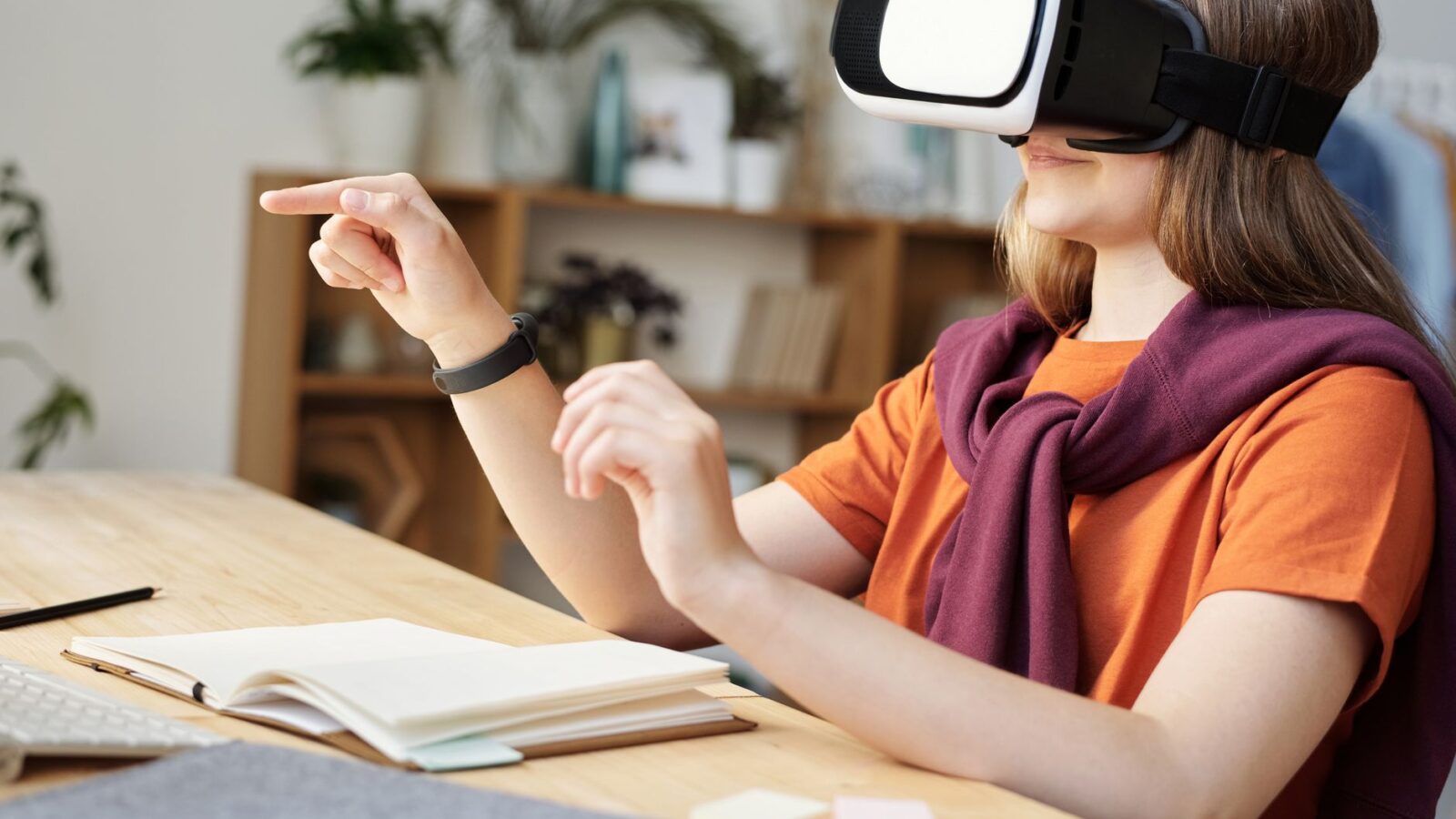 realidade aumentada na educação — aluno usando tablet com tecnologia AR em sala de aula