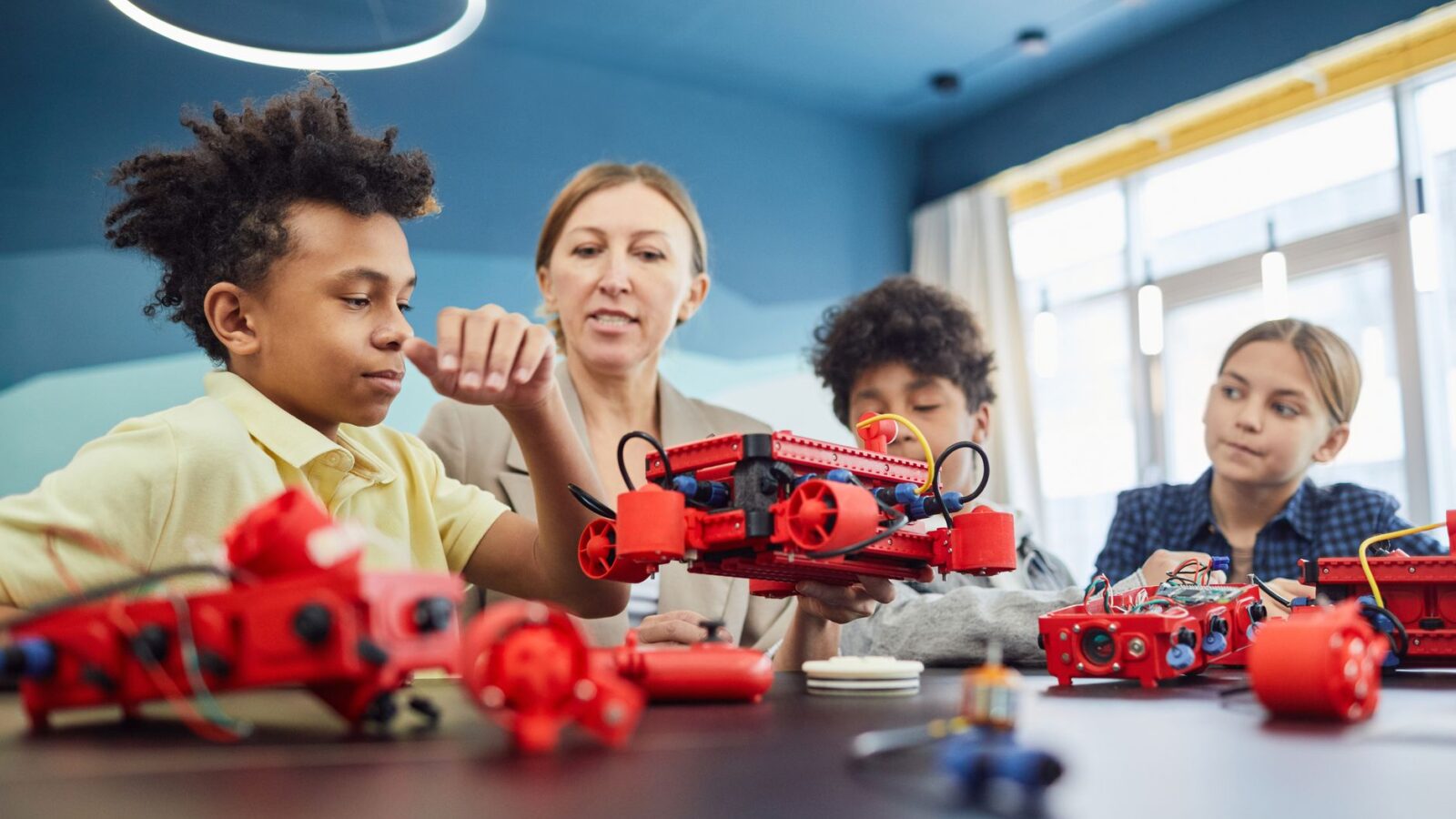 robótica educacional — alunos construindo e programando robôs na escola