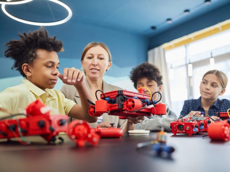 robótica educacional — alunos construindo e programando robôs na escola