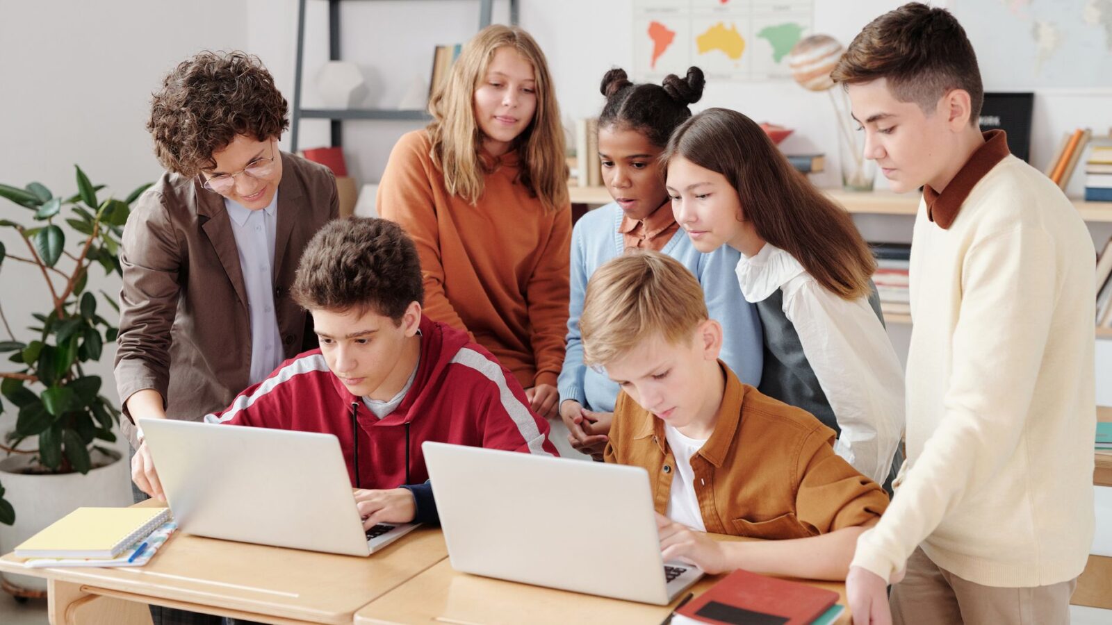 rotação por estações de aprendizagem — grupos de alunos em diferentes atividades na sala de aula