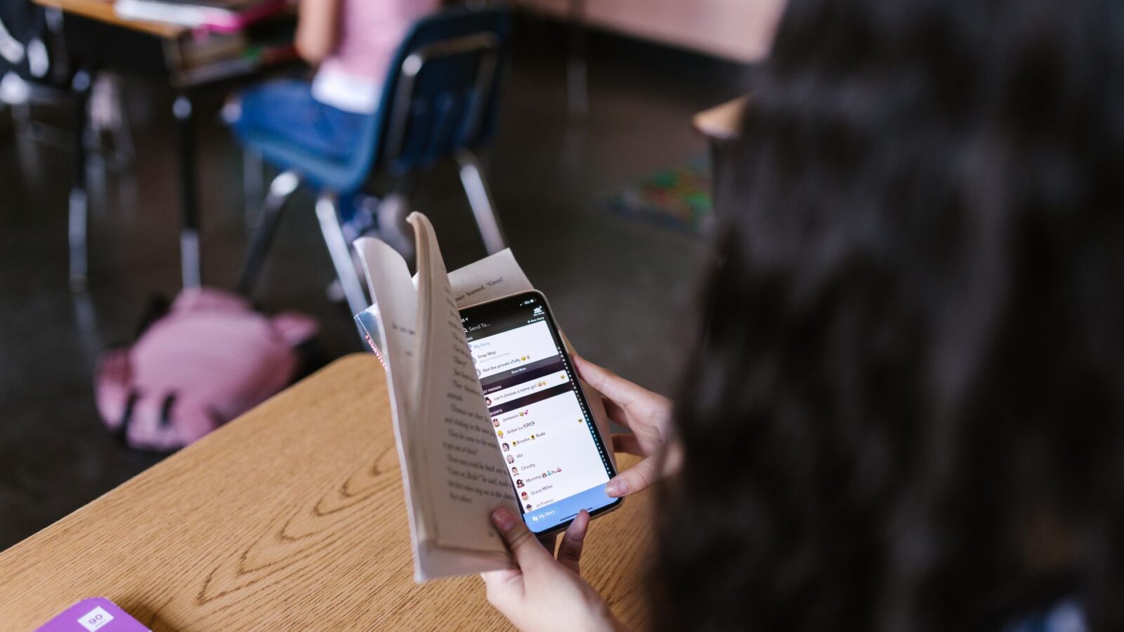 sala de aula invertida - alunos aprendendo com tecnologia antes da aula presencial