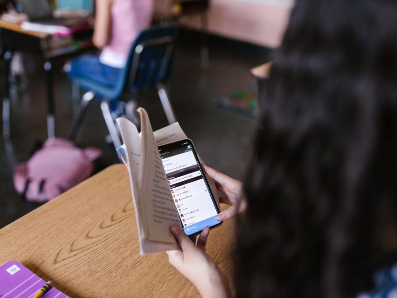 sala de aula invertida - alunos aprendendo com tecnologia antes da aula presencial