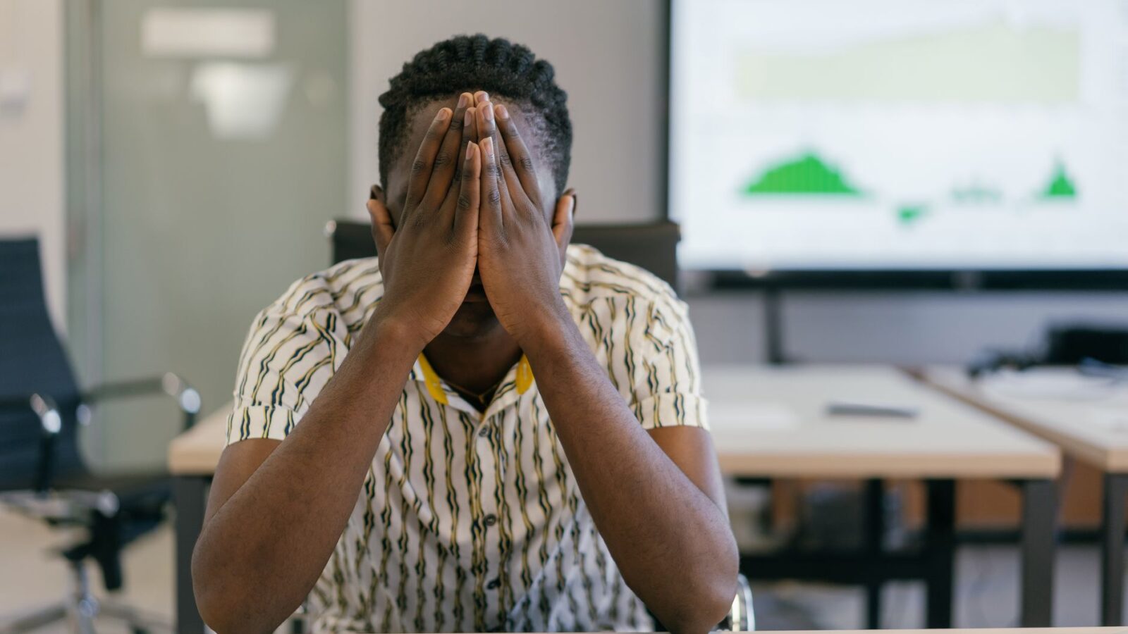 saúde mental no trabalho — profissional em momento de equilíbrio e bem-estar