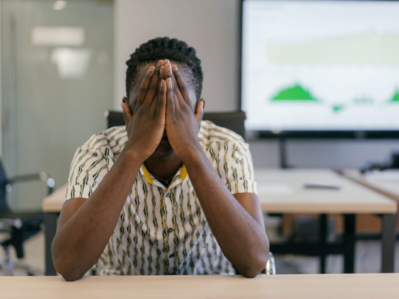 saúde mental no trabalho — profissional em momento de equilíbrio e bem-estar