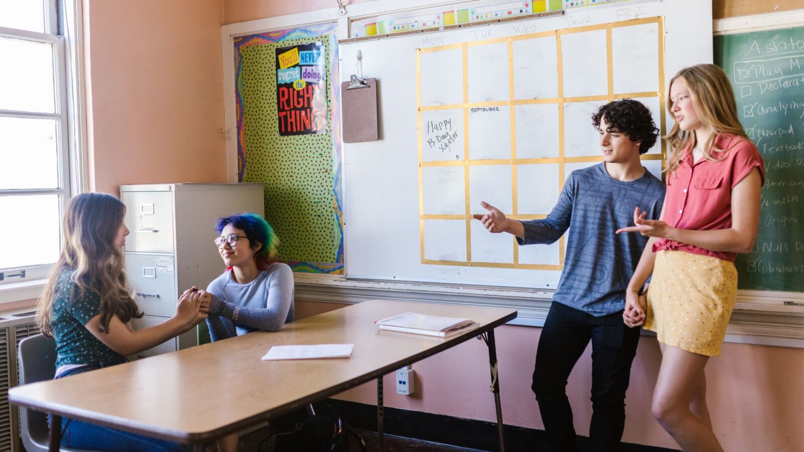 socioconstrutivismo — alunos aprendendo em interação social colaborativa