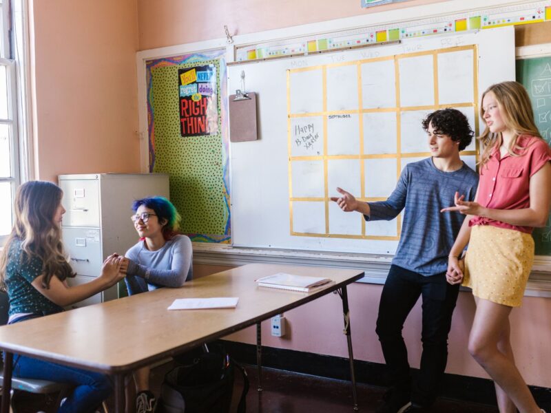 socioconstrutivismo — alunos aprendendo em interação social colaborativa