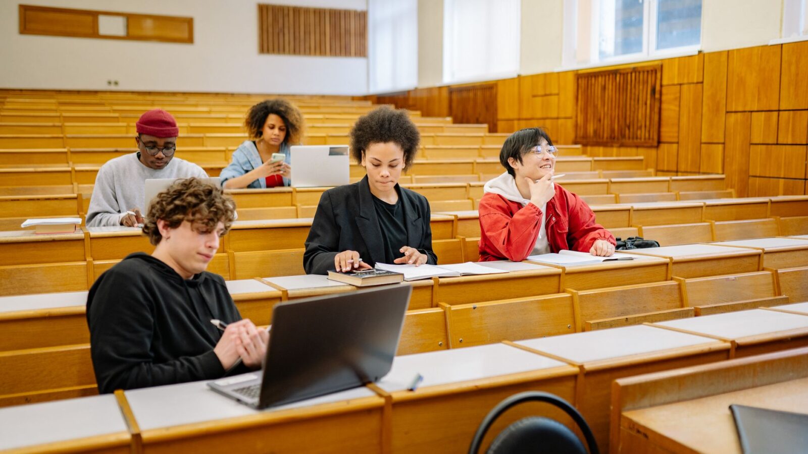 Alunos usando notebook em sala de aula, representando o uso de TIC na educação