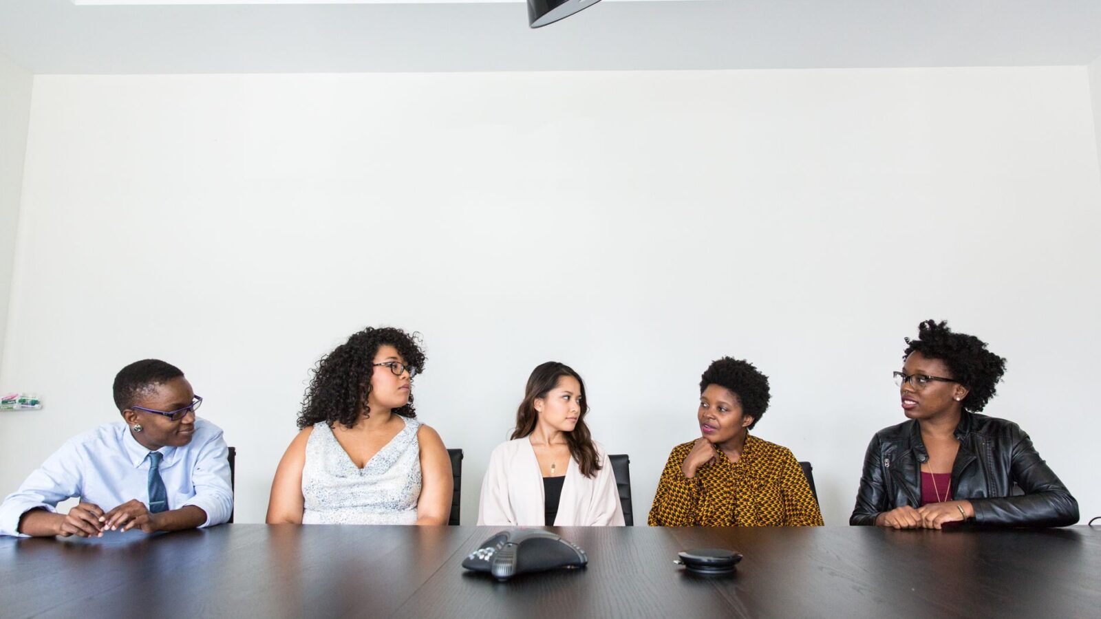 Equipe colaborando em reunião de trabalho, representando trabalho em equipe