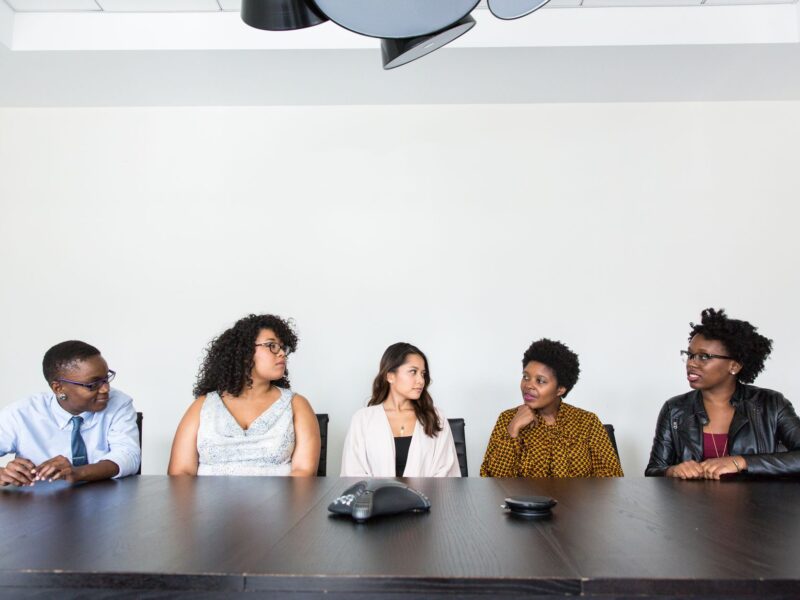 Equipe colaborando em reunião de trabalho, representando trabalho em equipe